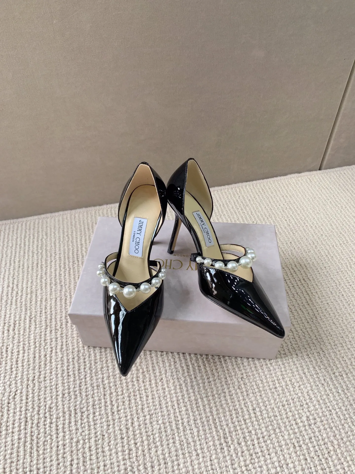 👟👟 Women's Shoes Women's Clothing Women's Shoes Women's Clothing 👟👟Ex-factory price 520👟👟 Women's Shoes Women's Clothing Women's Shoes Women's Clothing JIMMYCHOO AURELI series of high heels!  Original cover last, counter quality, exquisite and eye-catching shoe shape, pointed toe with stiletto heel. Shiny ✨ single arch strap decorated with white pearls, attached to the instep, versatile fashion matching skills. ▪️Cow patent leather ▪️Pearl crystal decoration ▪️Hollow shoe body ▪️Arch strap ▪Heel height 6.5cm 8.5cm ▪️Italian leather outsole